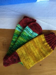 handgestrickte Socken aus handgefärbtem Garn von Die Wollnerin